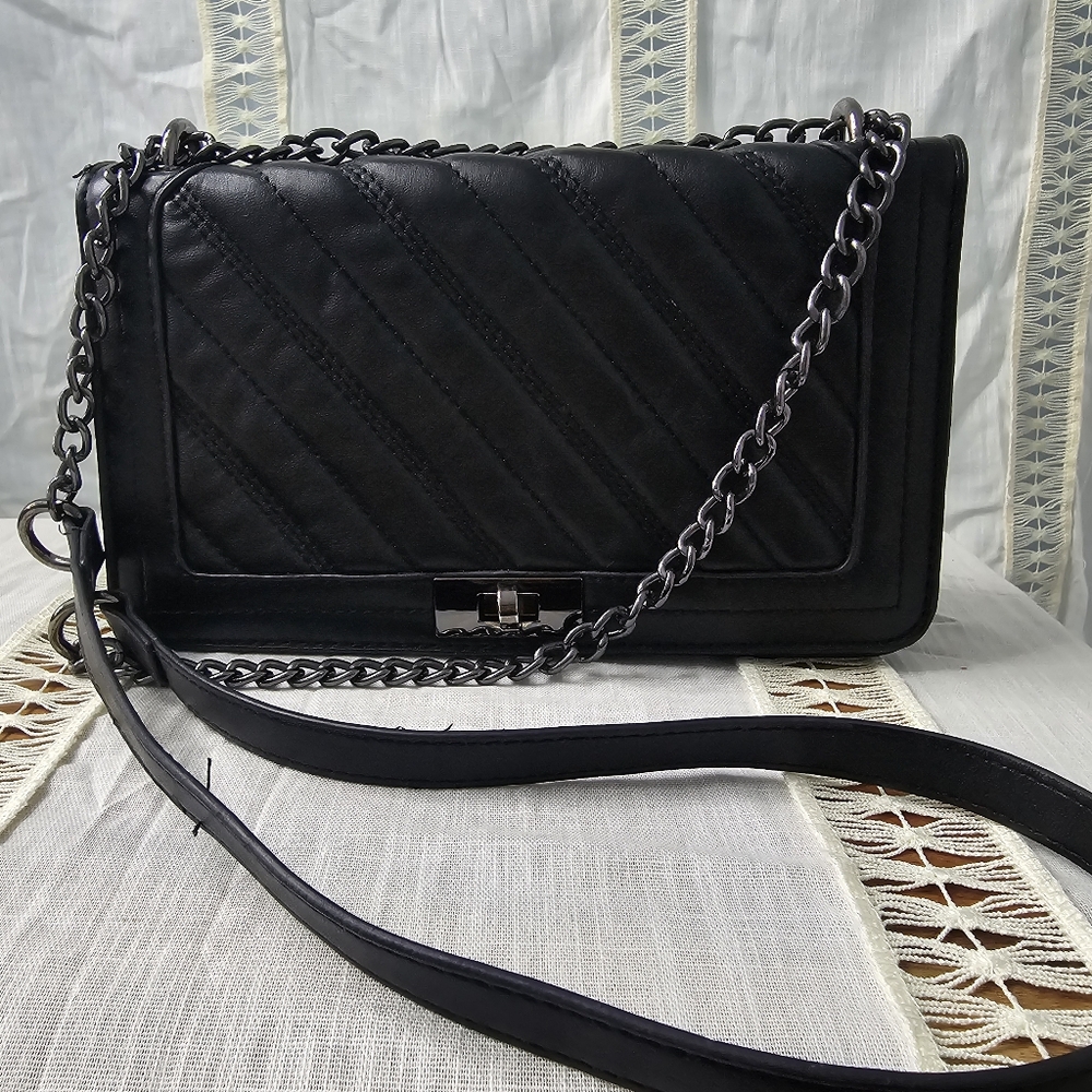 Black chain cross bag